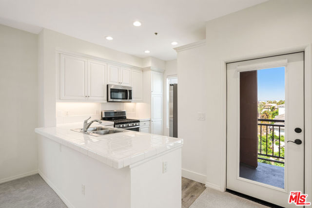 6020 Seabluff Drive, Playa Vista CA: https://media.crmls.org/mediaz/cfdf4fd1-0117-4e3f-a081-b165db23959c.jpg