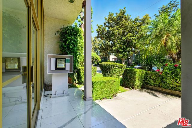 12955 Riverside Drive, Sherman Oaks CA: https://media.crmls.org/mediaz/cfdf6e90-bff1-43f9-ba24-aa463dc91500.jpg