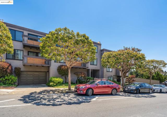 5177 Diamond Heights BLVD, San Francisco CA: https://media.crmls.org/mediaz/cfe00a5a-56ff-4ecc-a174-dd0578b8be09.jpg