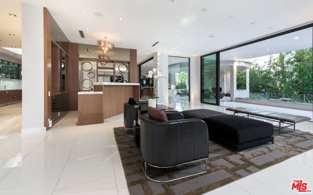 900 N HILLCREST Road, Beverly Hills CA: https://media.crmls.org/mediaz/cfe0eea1-98b1-4be3-81ef-ee577fcccf86.jpg