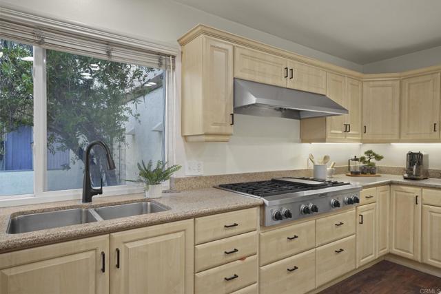 575 Otay Lakes Rd, Chula Vista CA: https://media.crmls.org/mediaz/cfe193ab-270f-45a7-8f8f-97eee1e5ba0b.jpg