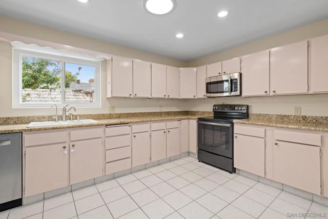 309 11 E Ave, Coronado CA: https://media.crmls.org/mediaz/cfe1ab35-c189-4879-921a-2a5cec422ac6.jpg
