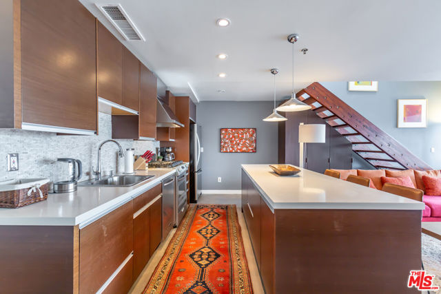 615 Hampton Drive, Venice CA: https://media.crmls.org/mediaz/cfe258c8-d20a-4291-8191-758083c53f13.jpg