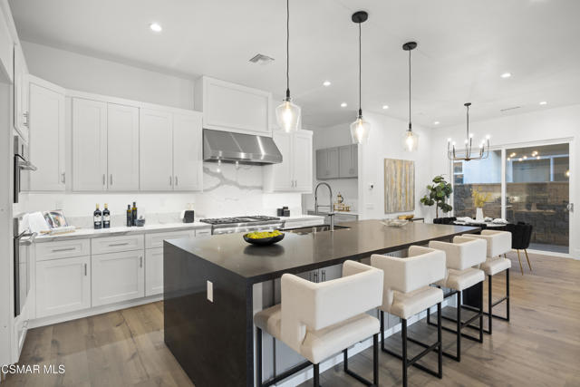 339 Toyon Court, Thousand Oaks CA: https://media.crmls.org/mediaz/cfe2b21c-7071-4624-a024-91b503ab9752.jpg