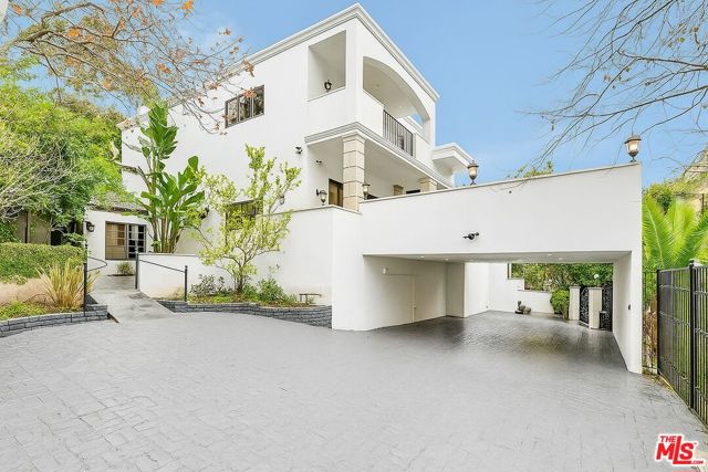 1600 Benedict Canyon Drive, Beverly Hills CA: https://media.crmls.org/mediaz/cfe2e1c4-5a7c-4add-8674-37e199ad8ad3.jpg