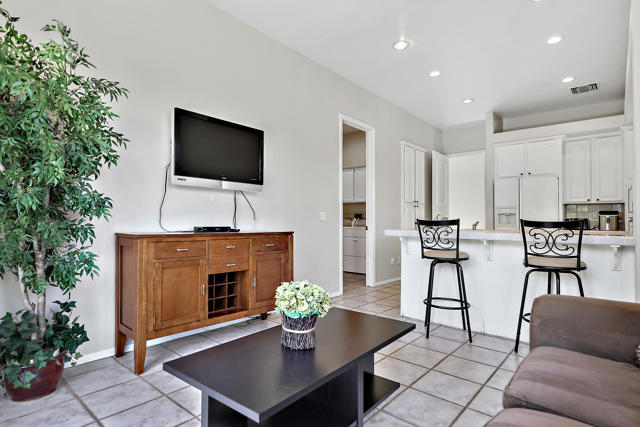 2450 Quincy Way, Palm Springs CA: https://media.crmls.org/mediaz/cfe38bc3-72da-4484-9f84-575b12b1d8ee.jpg