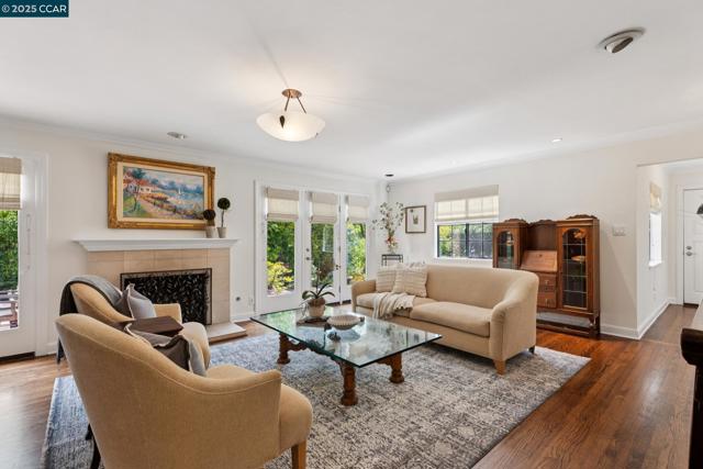 3081 Walnut Blvd, Walnut Creek CA: https://media.crmls.org/mediaz/cfe46282-1b3f-47c9-ad7b-f1cc8339b148.jpg