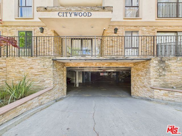 15344 Weddington Street, Sherman Oaks CA: https://media.crmls.org/mediaz/cfe46a1e-c32a-47ed-8b5b-350de07292e9.jpg