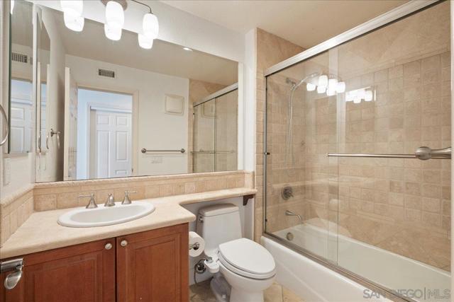 5448 Caminito Bayo, La Jolla CA: https://media.crmls.org/mediaz/cfe482dc-4b61-404f-8951-953b5d8f6e15.jpg