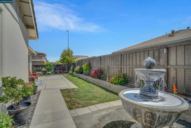 901 Goldfinch Cir, Vacaville CA: https://media.crmls.org/mediaz/cfe4eef3-6bcd-465e-9e9e-94faf50dbfe3.jpg