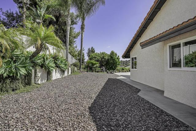5241 Alamosa Park Dr, Oceanside CA: https://media.crmls.org/mediaz/cfe50169-0244-4320-bb56-955186acf145.jpg