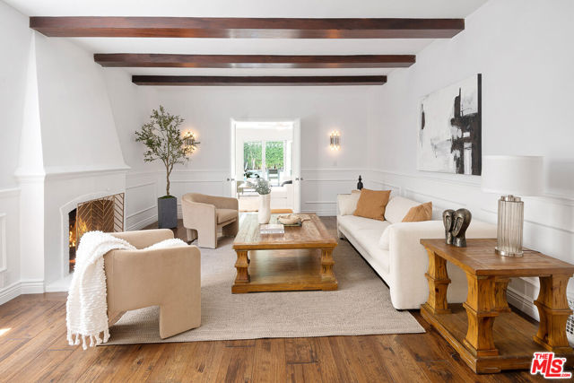 543 N June Street, Los Angeles CA: https://media.crmls.org/mediaz/cfe54d6d-3b2a-43cc-ac99-fc73282de136.jpg