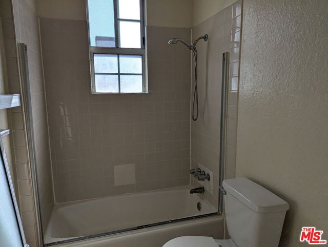 5640 Franklin Avenue, Los Angeles CA: https://media.crmls.org/mediaz/cfe6935f-d16c-4e24-9346-e0c1d0a42c48.jpg