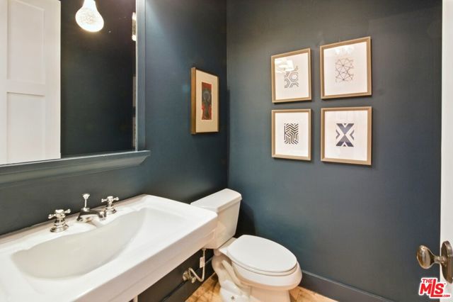 838 16th Street, Santa Monica CA: https://media.crmls.org/mediaz/cfe7352d-d691-446e-82b2-9f8b9101bd86.jpg