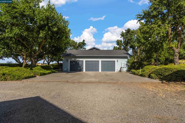 5435 Box R Ranch Rd, Vacaville CA: https://media.crmls.org/mediaz/cfe75097-6dad-49ee-993a-5810fee0528a.jpg