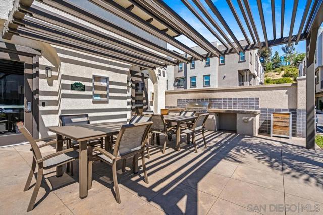 2445 Verano Way, Vista CA: https://media.crmls.org/mediaz/cfe7ec89-eed6-4244-b6f8-3b36c666fd14.jpg