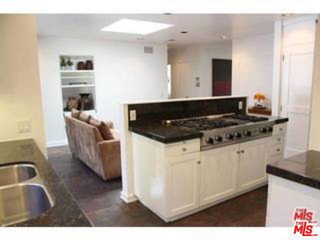 8049 Briar Summit Drive, Los Angeles CA: https://media.crmls.org/mediaz/cfe9f22d-d717-4bb2-bcd3-9d8748e74047.jpg