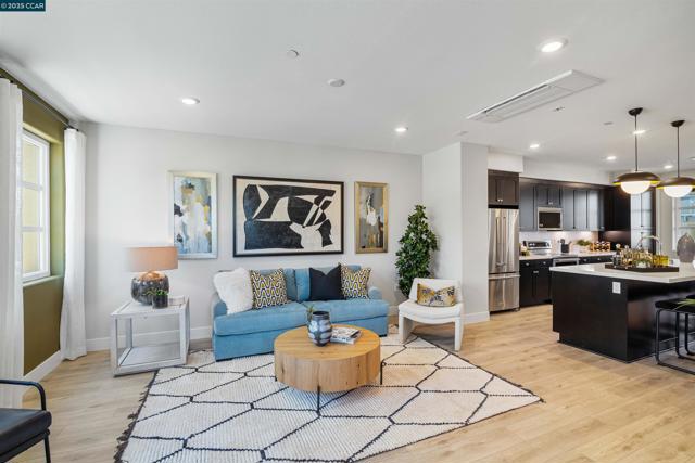 27258 Lumina Ct, Hayward CA: https://media.crmls.org/mediaz/cfea12ab-4086-4dd0-bfec-e898dd73843f.jpg