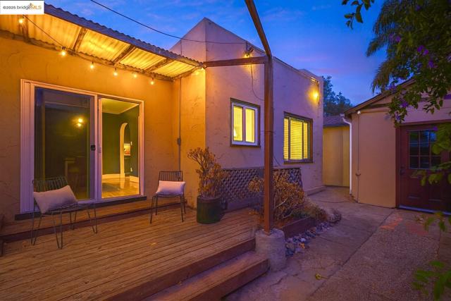 2201 Spaulding Ave, Berkeley CA: https://media.crmls.org/mediaz/cfea5edf-cb01-47d1-9cec-653016053e30.jpg