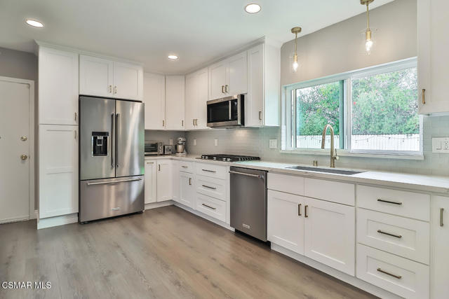168 E Gainsborough Road, Thousand Oaks CA: https://media.crmls.org/mediaz/cfec2310-1fc5-4f52-85d7-d102901f90b8.jpg
