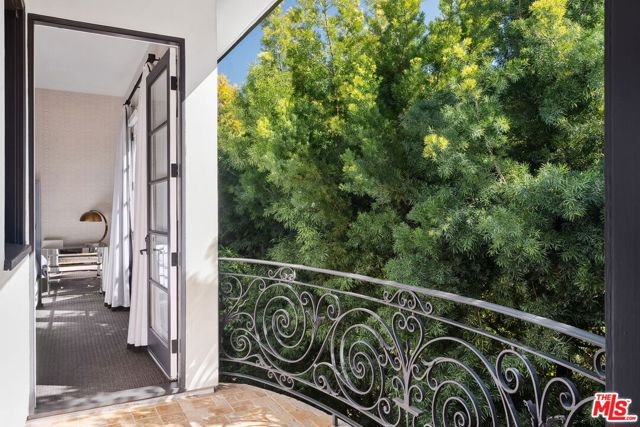 1600 Clear View Drive,  CA: https://media.crmls.org/mediaz/cfec5c25-3889-445d-9cfc-754fb669af90.jpg