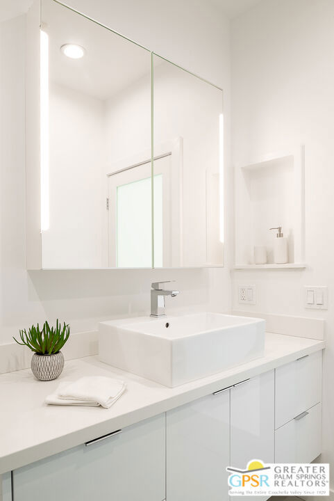717 N ORLANDO Avenue, Los Angeles CA: https://media.crmls.org/mediaz/cfee213b-7ad7-4ef4-86a4-68ceeb053f4d.jpg