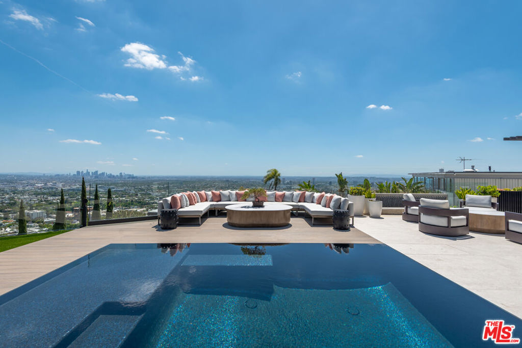 1641 Woods Drive