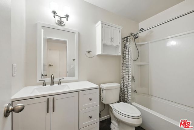 4810 Hollow Corner Road, Culver City CA: https://media.crmls.org/mediaz/cfeea203-9393-4d22-ab48-2355b4f5606a.jpg