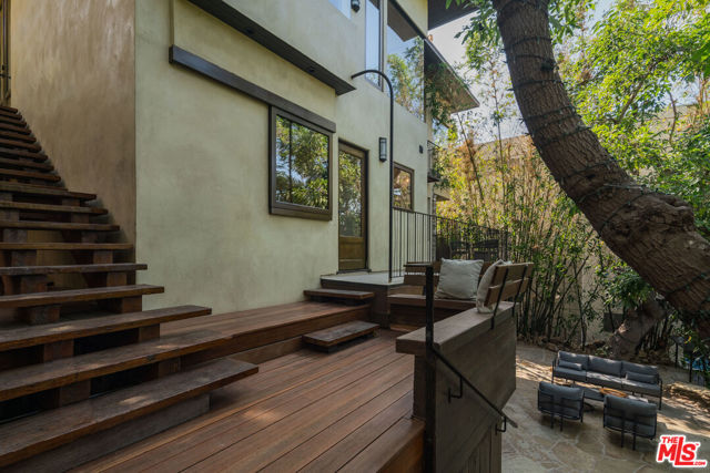 2444 Lyric Avenue, Los Angeles CA: https://media.crmls.org/mediaz/cfef5633-4f47-493d-b2b8-c2bc404e9c95.jpg