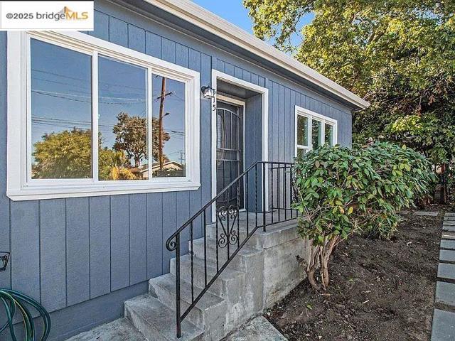 515 W 9Th St, Antioch CA: https://media.crmls.org/mediaz/cff0095e-5e7a-47aa-aa37-7fb3e3e93799.jpg