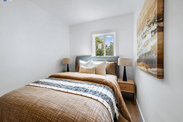 282 Bright St, San Francisco CA: https://media.crmls.org/mediaz/cff02e05-9eda-49c8-8760-ff621ddac9c6.jpg