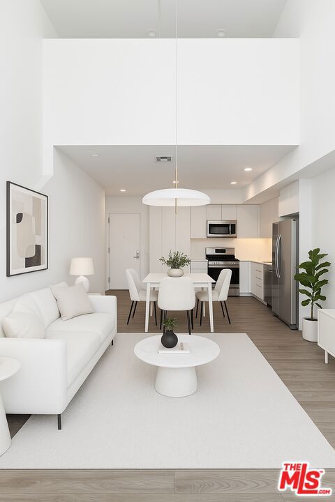 5750 E Hollywood Boulevard, Los Angeles CA: https://media.crmls.org/mediaz/cff047da-39cd-4ba0-b8e8-1529e3ec6e1c.jpg