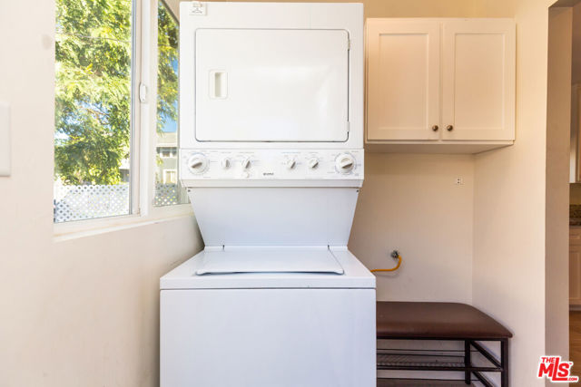 1301 S Hudson Avenue, Los Angeles CA: https://media.crmls.org/mediaz/cff05421-ae6a-4691-bbc7-f0f642b60dc8.jpg