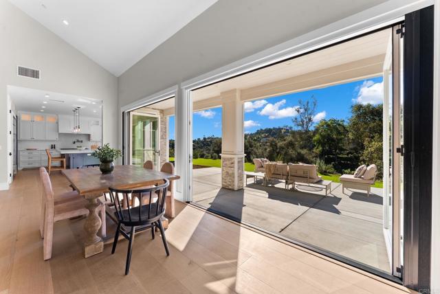 Detail Gallery Image 11 of 56 For 2747 via Del Robles, Fallbrook,  CA 92028 - 3 Beds | 3 Baths