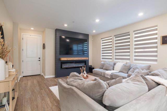 Detail Gallery Image 6 of 27 For 2222 Trevi Cir, Chula Vista,  CA 91913 - 4 Beds | 3 Baths