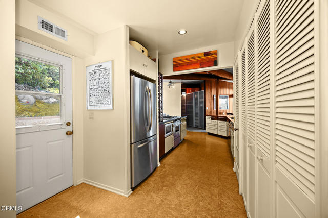 9728 Shadow Island Drive, Shadow Hills CA: https://media.crmls.org/mediaz/cff18834-fea0-406f-a94d-5a249f9b7a7c.jpg