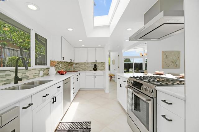 5893 Highwood Rd, Castro Valley CA: https://media.crmls.org/mediaz/cff188da-83b6-43ed-9495-fb2ee03fb022.jpg