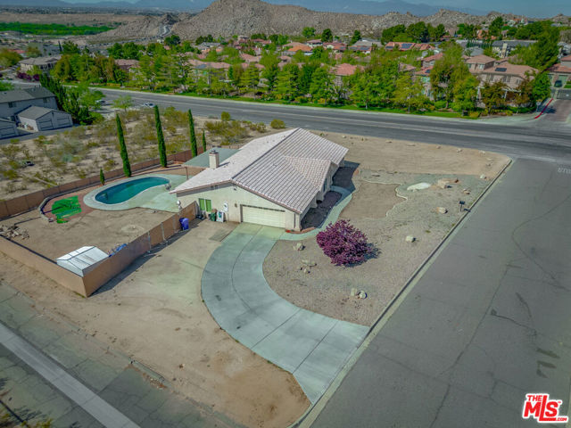 16185 Viho Road, Apple Valley CA: https://media.crmls.org/mediaz/cff27afb-0b64-4723-948f-e72d2980c365.jpg
