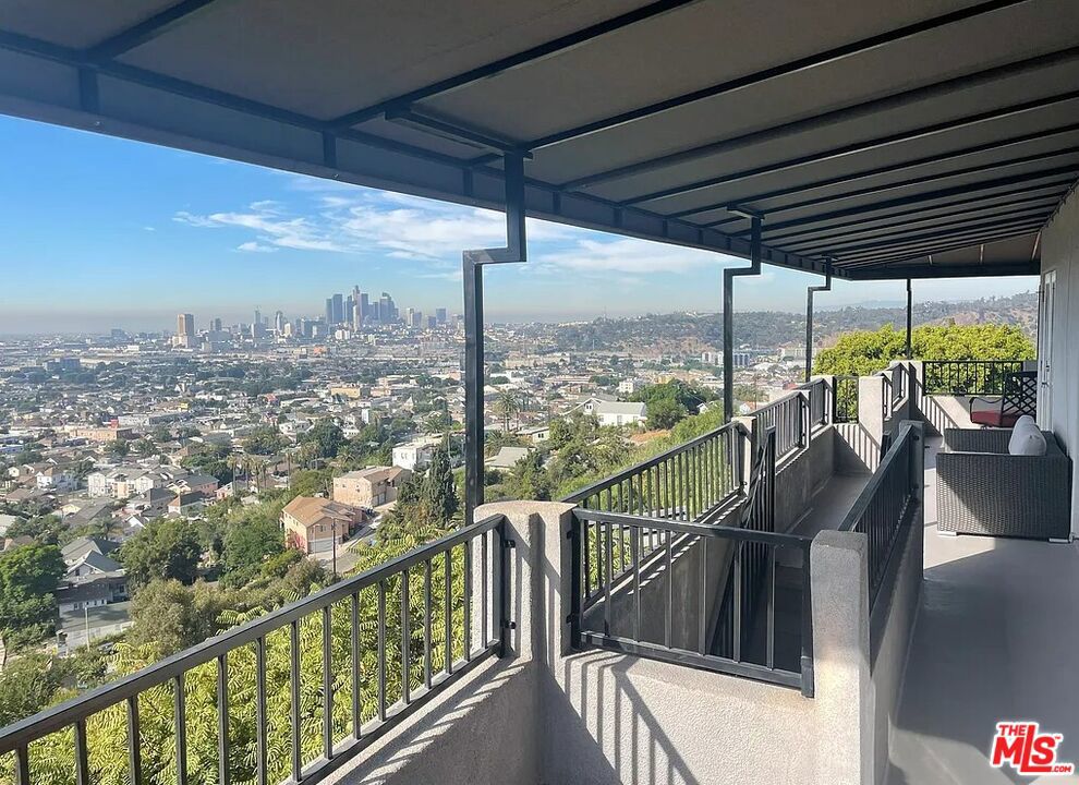 https://media.crmls.org/mediaz/cff30ffc-15e7-46ee-bc46-fc844467db1b.jpg?preset=X-Large
