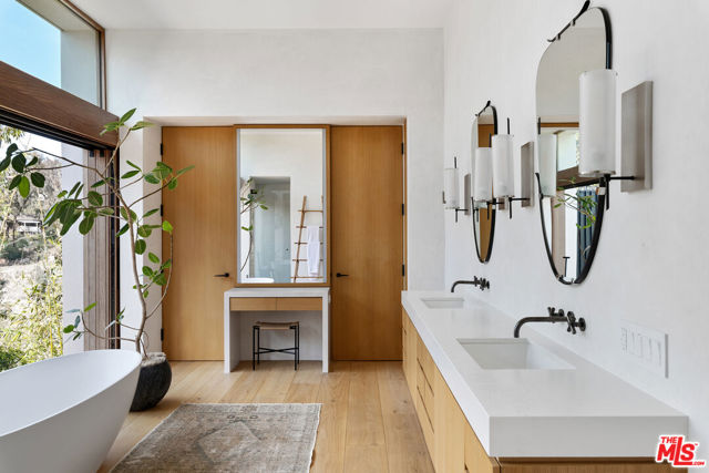 6708 Wildlife Road, Malibu CA: https://media.crmls.org/mediaz/cff3c359-f82d-4f02-bc76-189eed99baff.jpg