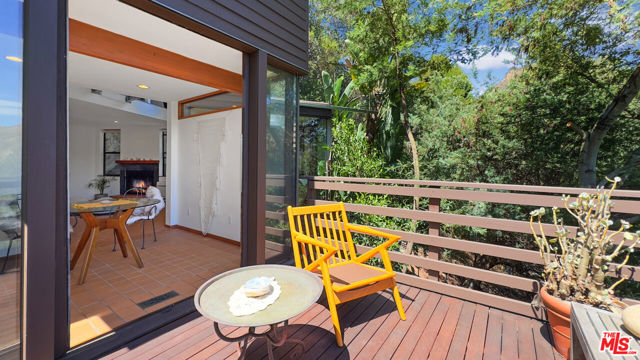19520 Cave Way, Topanga CA: https://media.crmls.org/mediaz/cff3f24b-7927-4318-8fe7-8afce9c6225b.jpg