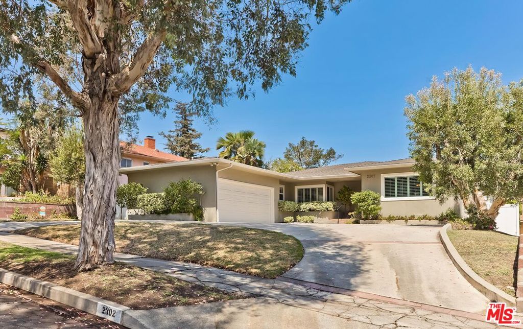 2302 Duxbury Circle — Traditional