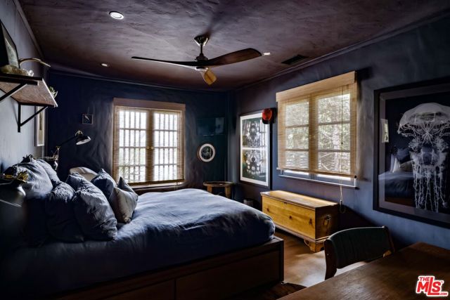 1012 Superba Avenue, Venice CA: https://media.crmls.org/mediaz/cff48df7-a6dd-4975-8b1d-652618ca3a53.jpg