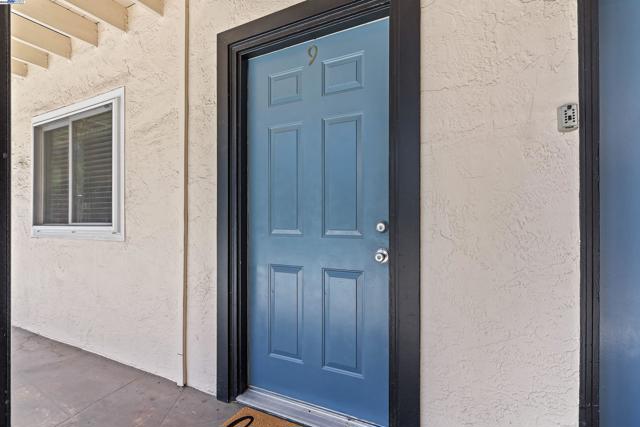 1743 Carmel Dr, Walnut Creek CA: https://media.crmls.org/mediaz/cff5154b-3e3b-46ae-83cc-ef39334ba970.jpg