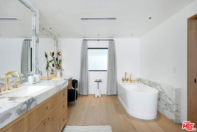 24818 Malibu Road, Malibu CA: https://media.crmls.org/mediaz/cff56c77-4634-4830-815f-1088a54689c9.jpg