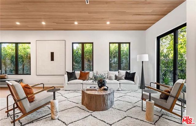 4453 Gentry Avenue, Valley Village CA: https://media.crmls.org/mediaz/cff57dbc-7e64-4ded-bc60-76c4c9c2bcdc.jpg