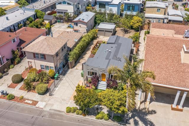 1515 Derby St, Berkeley CA: https://media.crmls.org/mediaz/cff81563-8695-4f37-b06e-f0f1c453ffe7.jpg