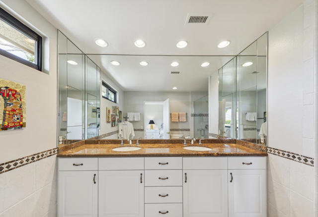 77 Majorca Drive, Rancho Mirage CA: https://media.crmls.org/mediaz/cff91255-e3f1-4f32-ba3c-0d18b1d4c7b3.jpg