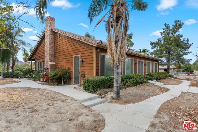805 N Sanderson Avenue, San Jacinto CA: https://media.crmls.org/mediaz/cffa124f-9e3d-4bf6-bada-4304d8cae056.jpg