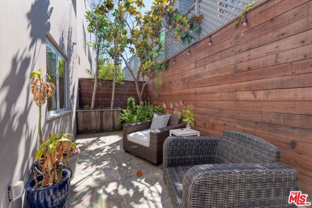 833 17th Street, Santa Monica CA: https://media.crmls.org/mediaz/cffbea8e-0771-4104-bdf3-c36fab3efe85.jpg